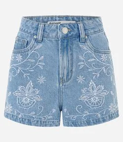 Short em Jeans com Cintura Alta Bordado Floral