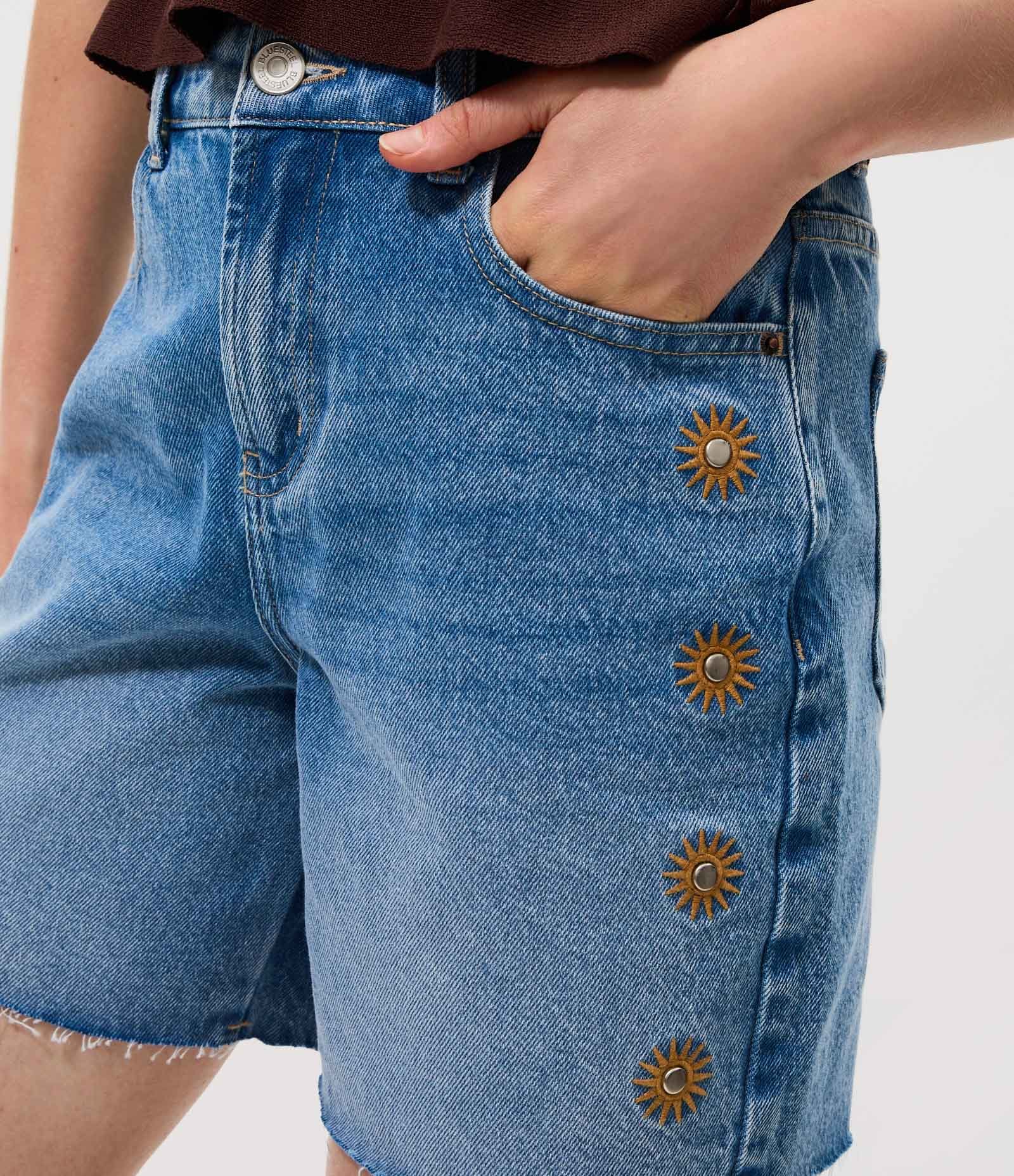 Short Midi em Jeans com Cintura Média e Bordado Sol Azul 3