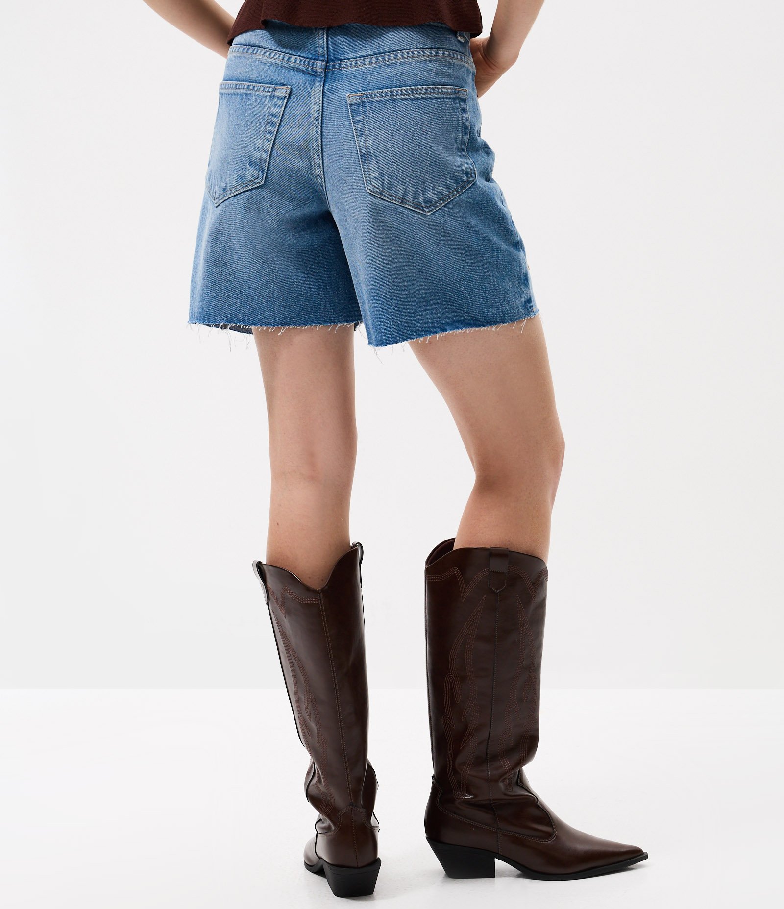 Short Midi em Jeans com Cintura Média e Bordado Sol Azul 4