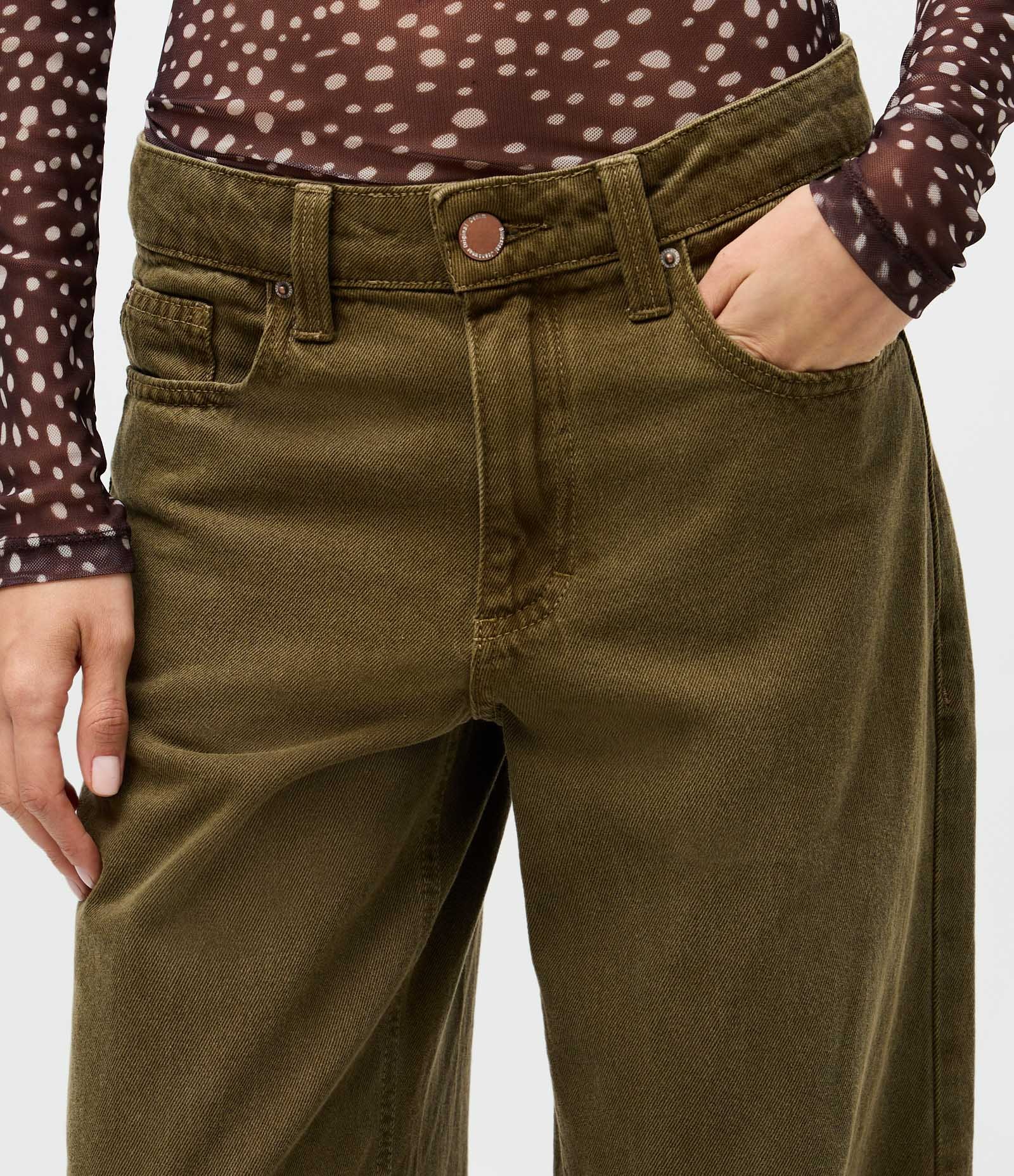 Calça Loose em Sarja com Cintura Baixa e Lavagem Cationizada Verde Militar 4