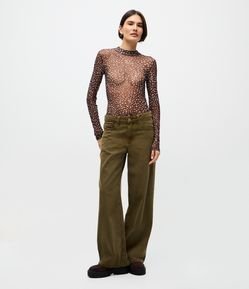 Calça Loose em Sarja com Cintura Baixa e Lavagem Cationizada