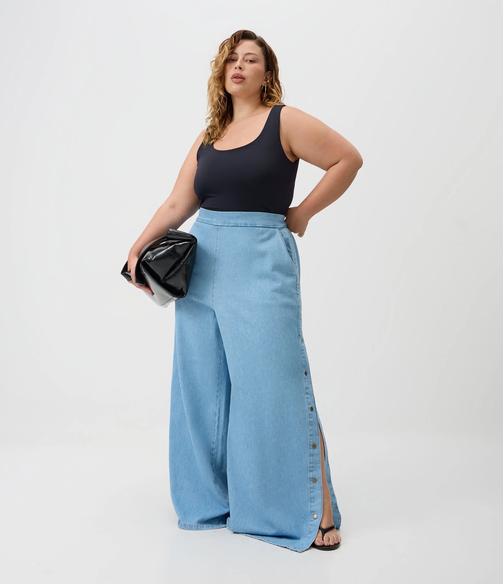 Calça Pantalona Jeans com Fendas Laterais Curve & Plus Size Azul 1