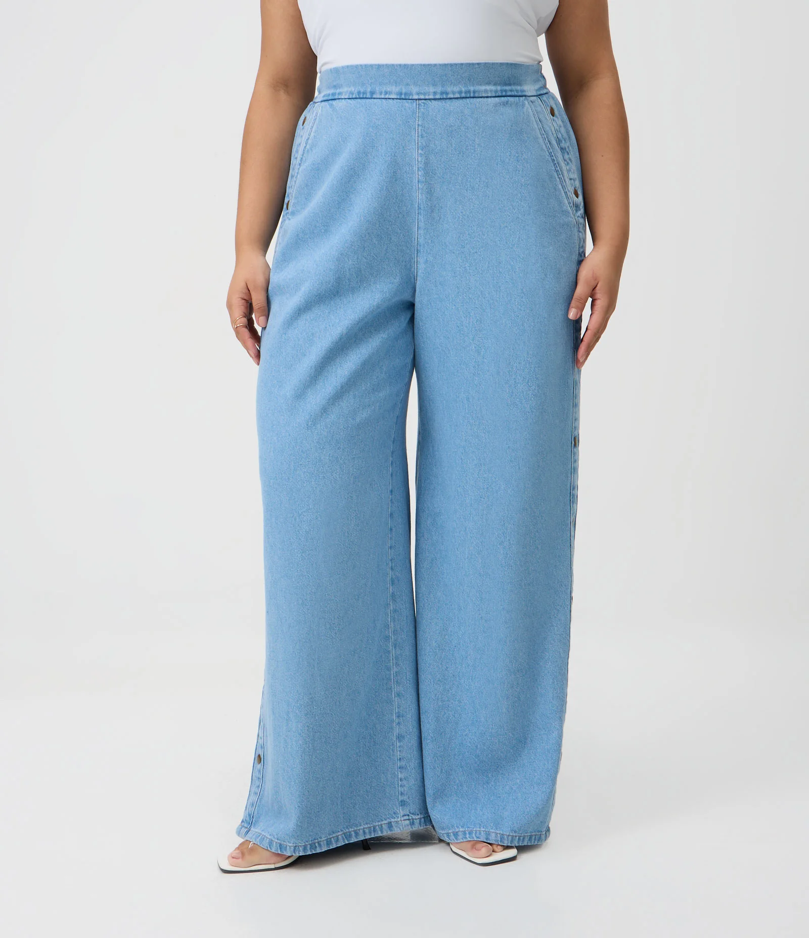 Calça Pantalona Jeans com Fendas Laterais Curve & Plus Size Azul 2