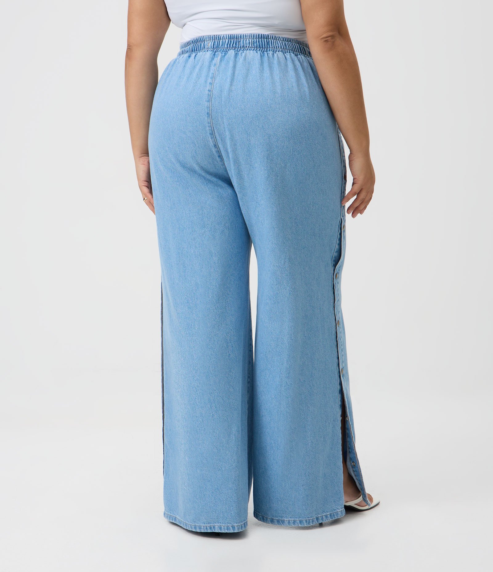 Calça Pantalona Jeans com Fendas Laterais Curve & Plus Size Azul 6