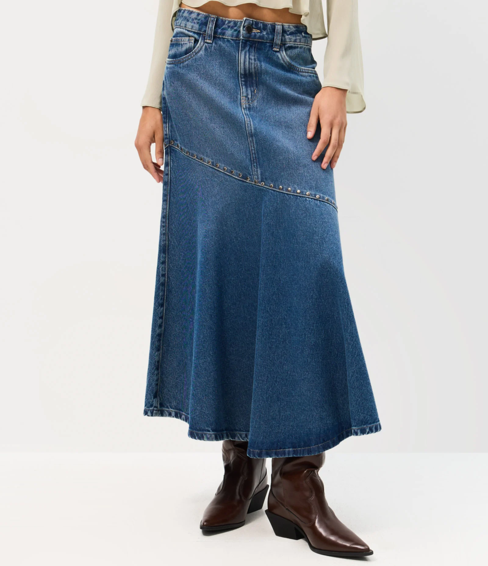 Saia Midi em Jeans com Cintura Média e Tachas Azul 2