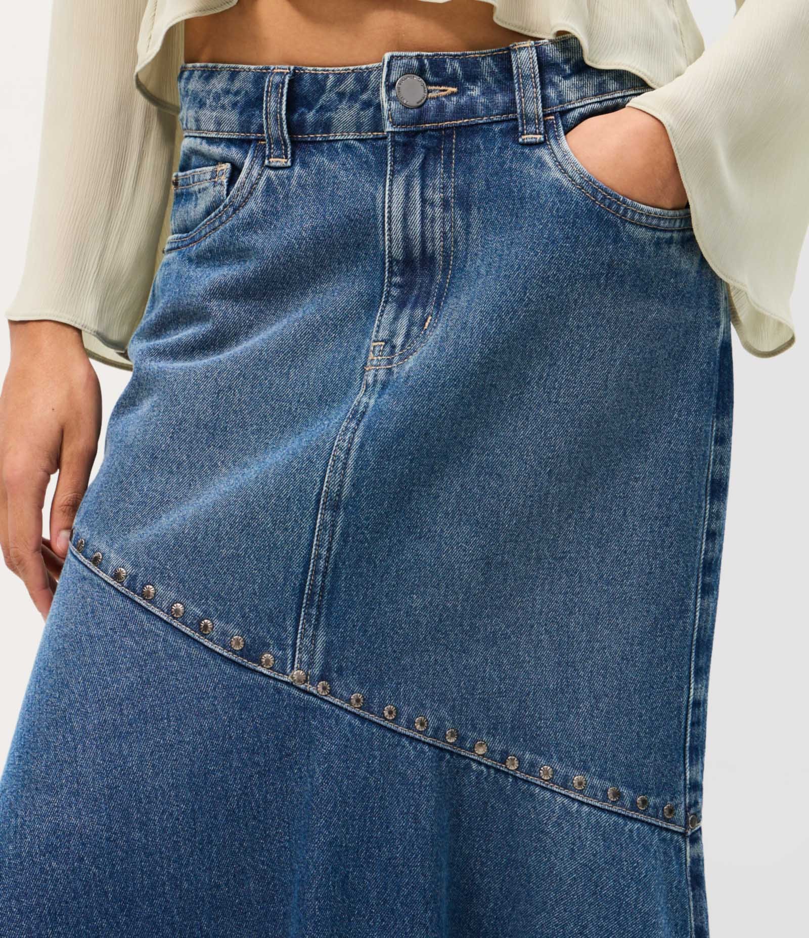 Saia Midi em Jeans com Cintura Média e Tachas Azul 3