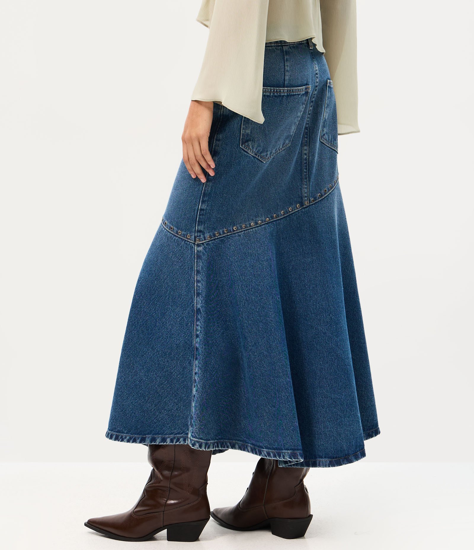 Saia Midi em Jeans com Cintura Média e Tachas Azul 4