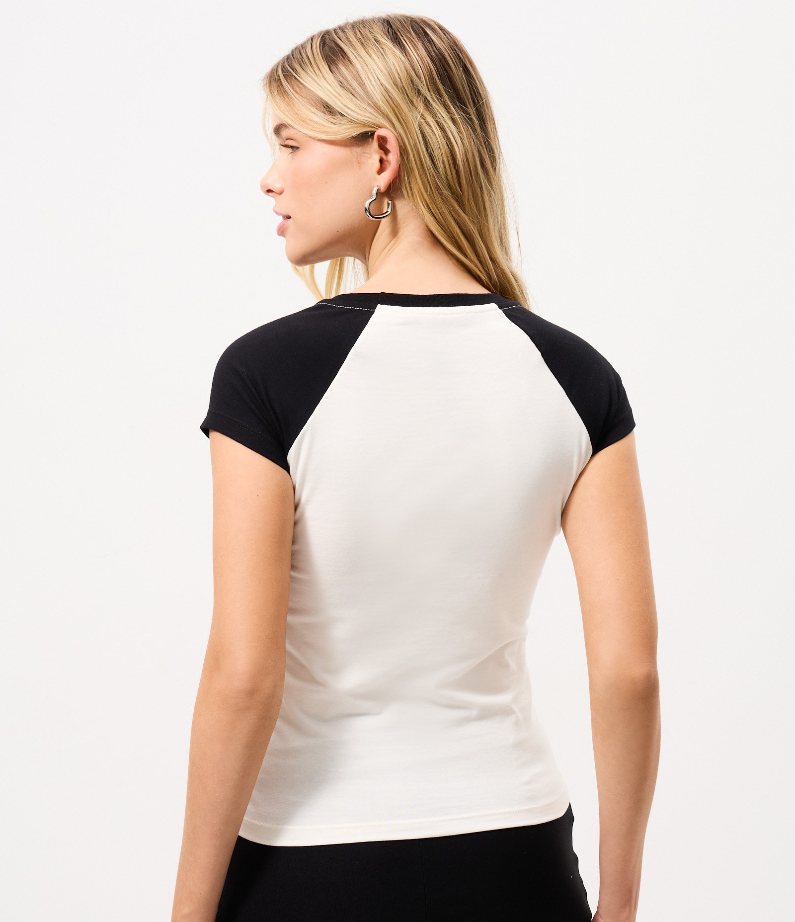 Camiseta Raglan em Algodão com Estampa Hello Kitty Branco 4