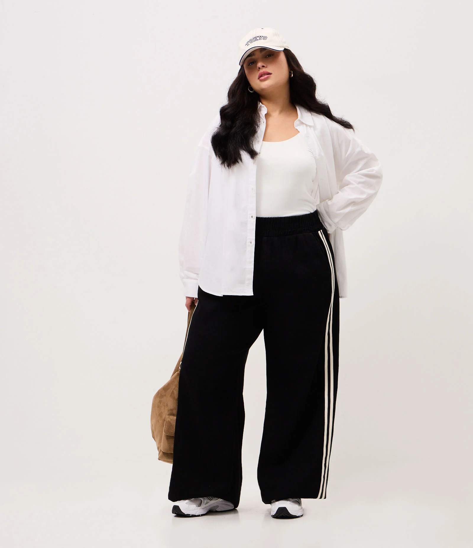 Calça Pantalona Esportiva em Jeans com Listras Laterais Curve & Plus Size Preto 2