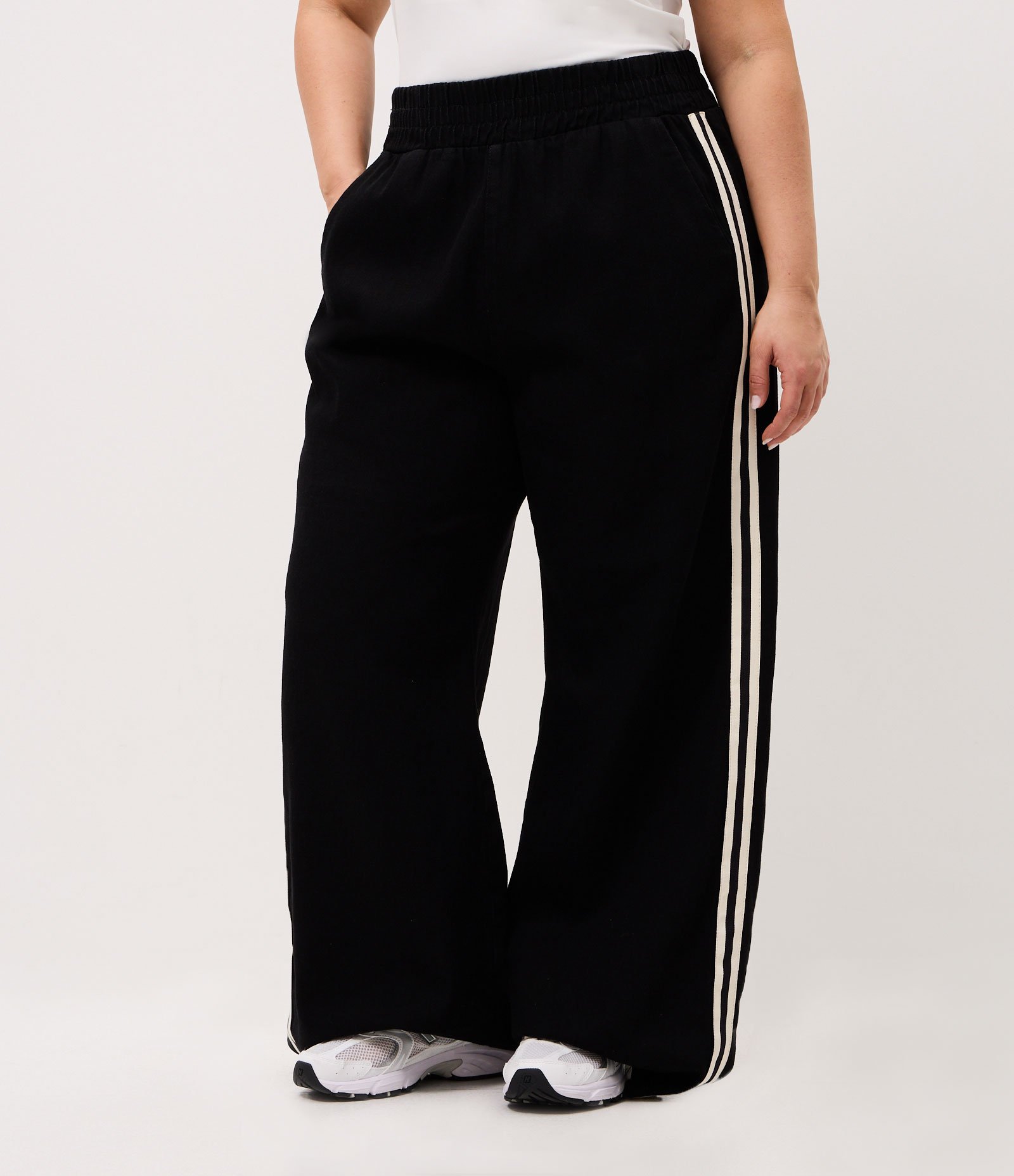 Calça Pantalona Esportiva em Jeans com Listras Laterais Curve & Plus Size Preto 3