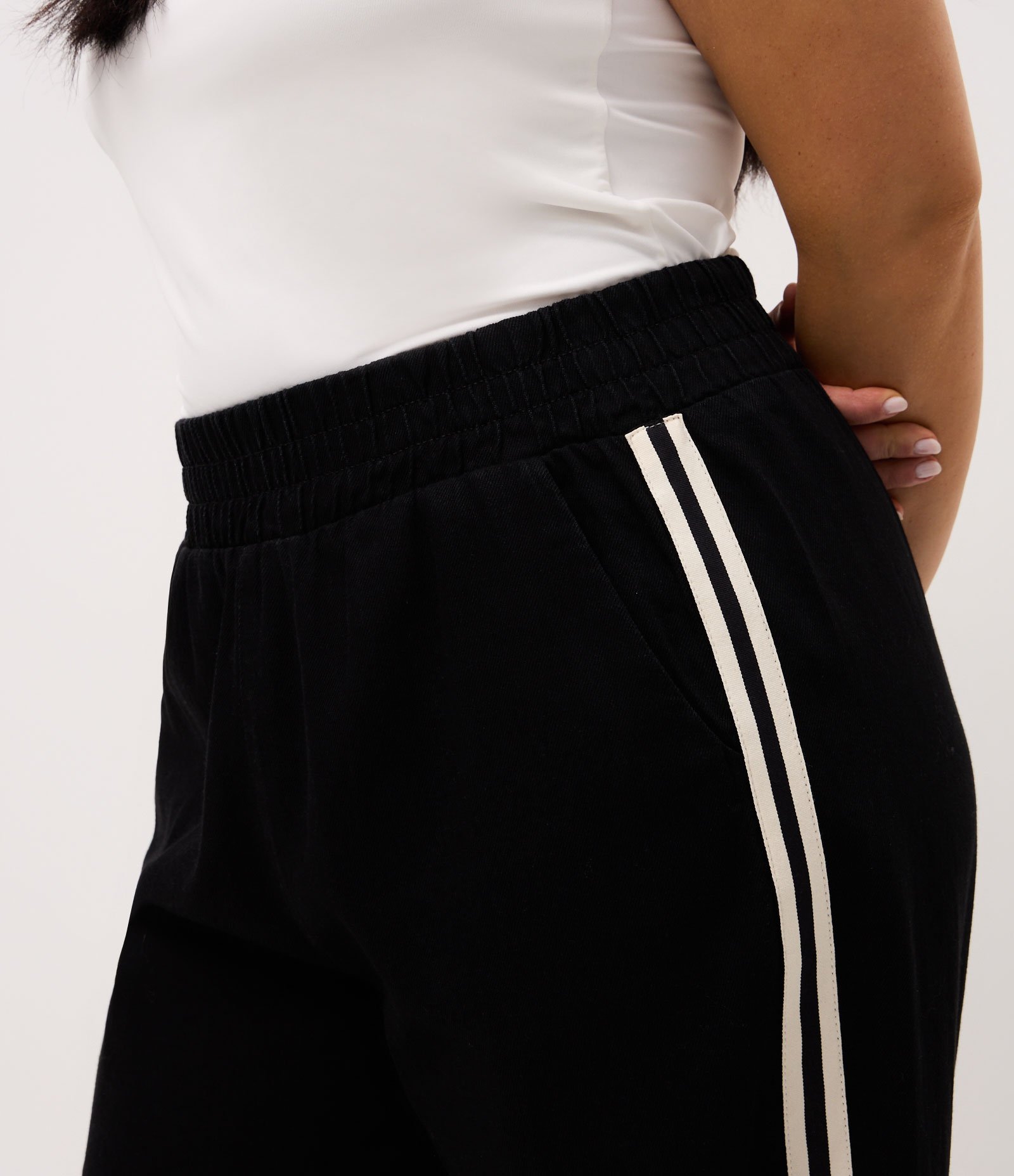 Calça Pantalona Esportiva em Jeans com Listras Laterais Curve & Plus Size Preto 4