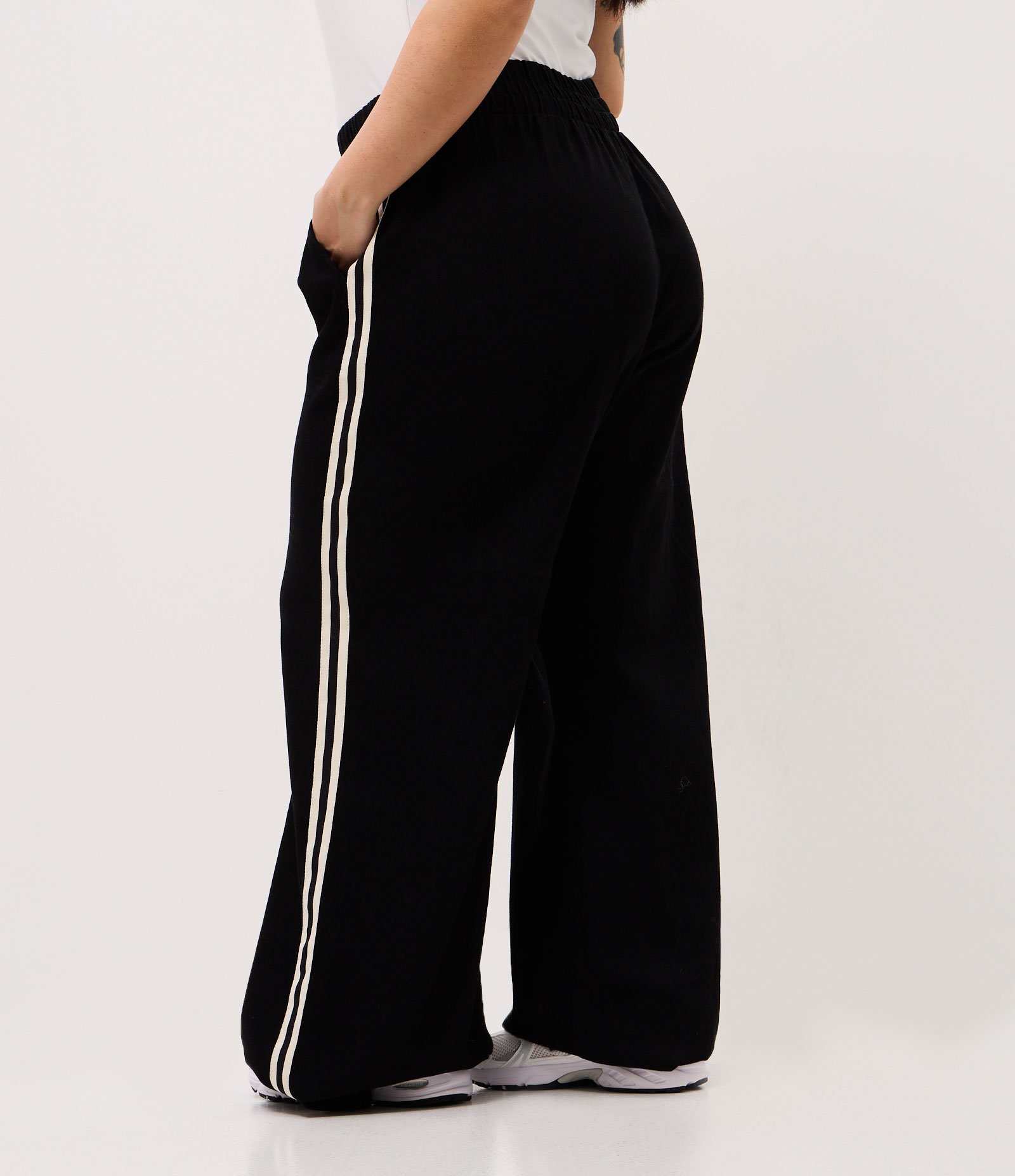 Calça Pantalona Esportiva em Jeans com Listras Laterais Curve & Plus Size Preto 5