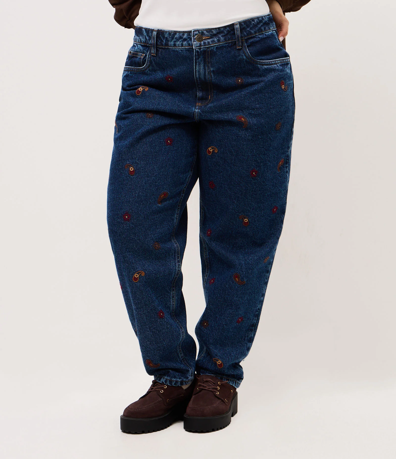 Calça Jeans Mom Bordado Paisley Curve & Plus Size Azul 2