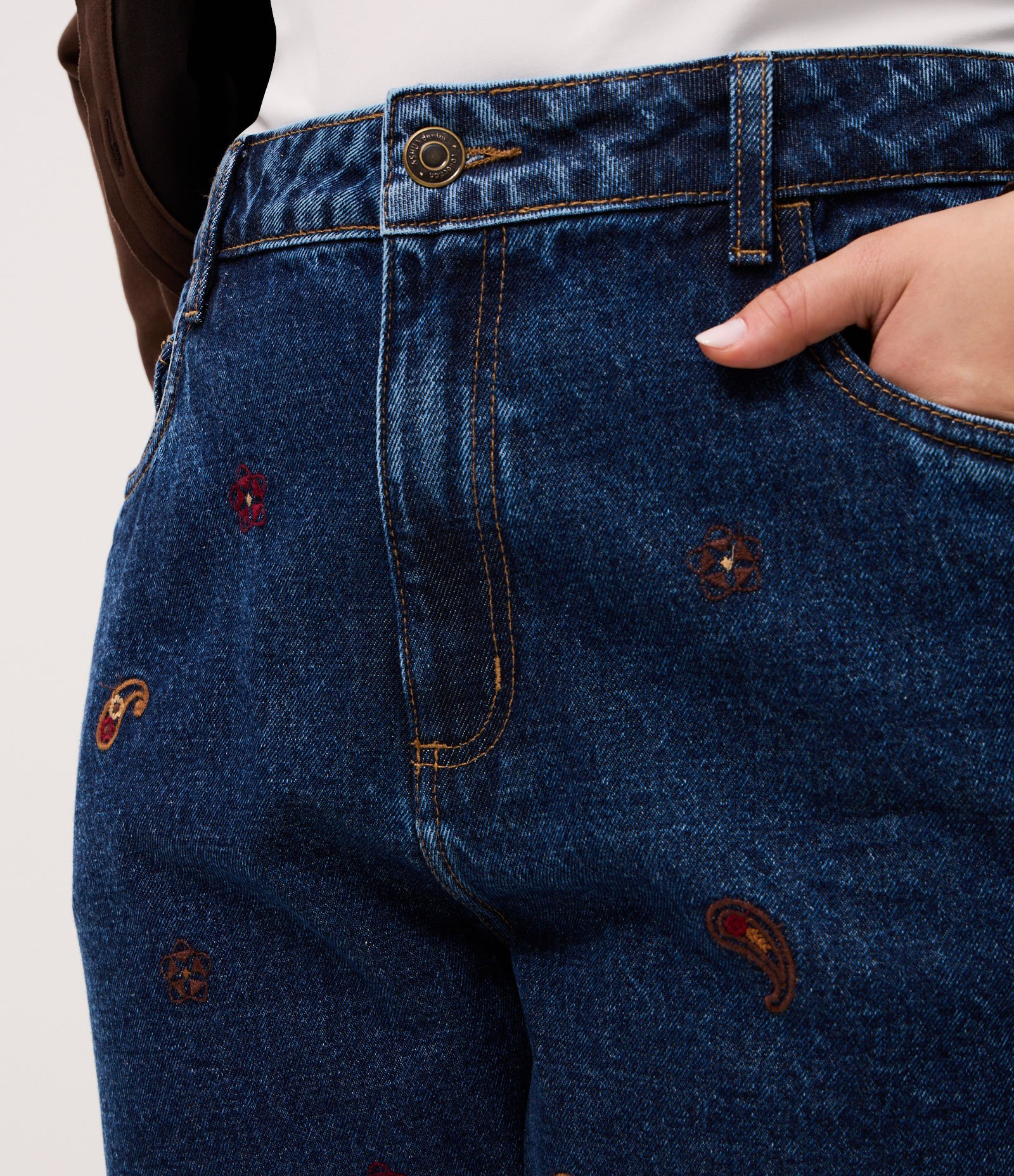 Calça Jeans Mom Bordado Paisley Curve & Plus Size Azul 3