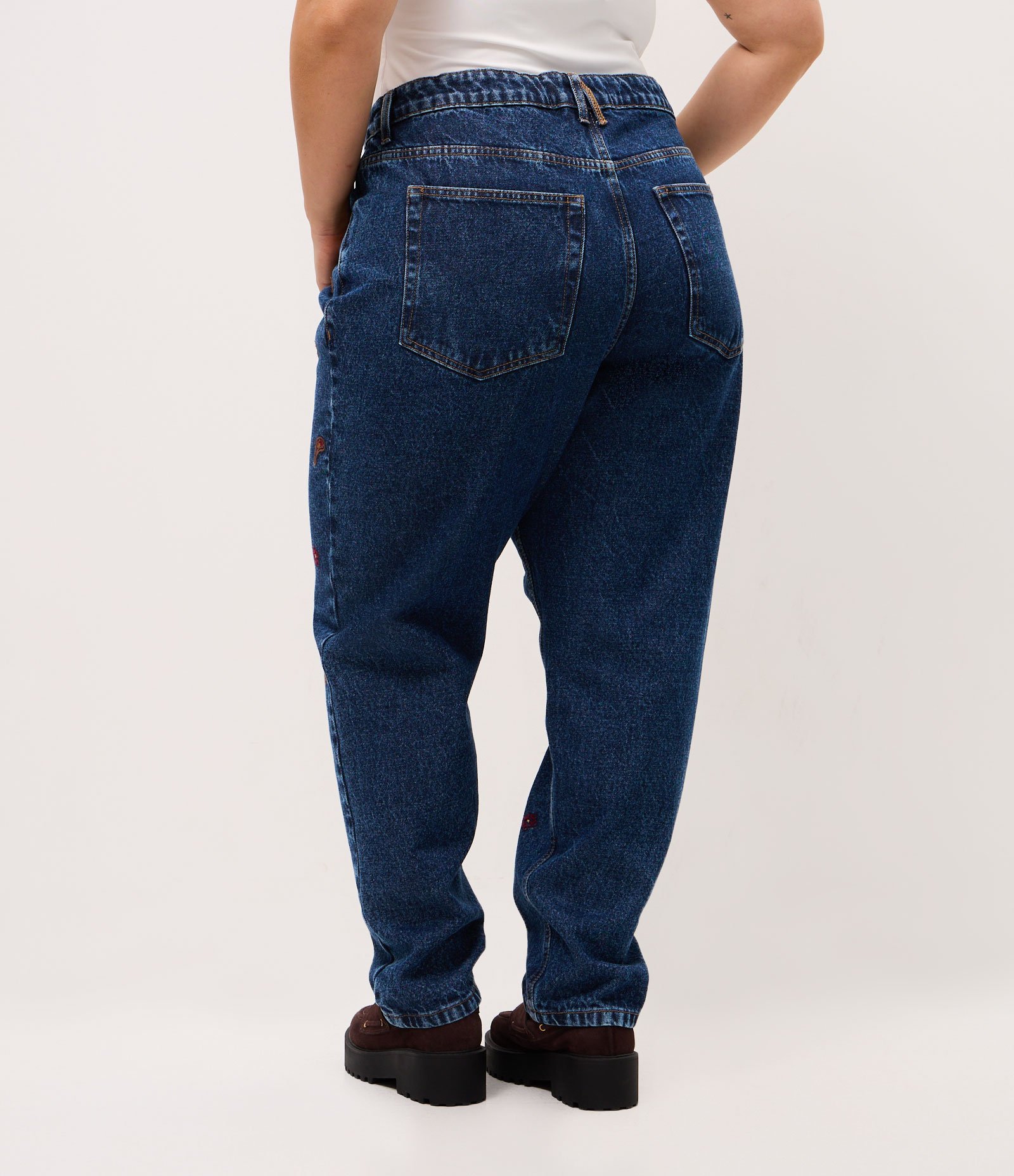 Calça Jeans Mom Bordado Paisley Curve & Plus Size Azul 5