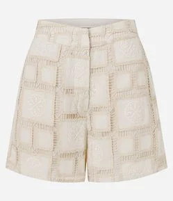 Short em Laise com Recortes Geométricos Bordados