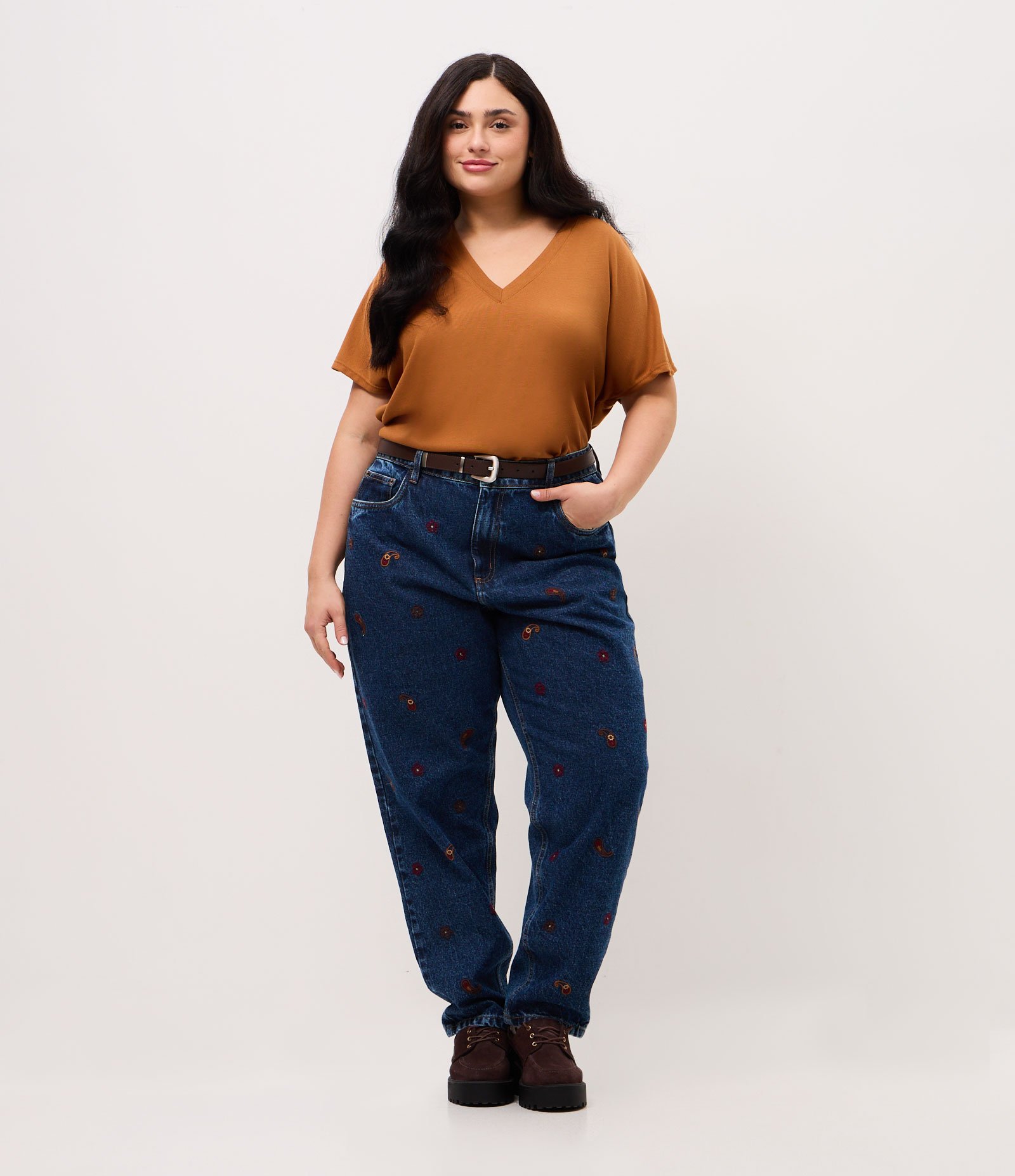Blusa Básica em Ribana Gola V Curve & Plus Size Marrom 2