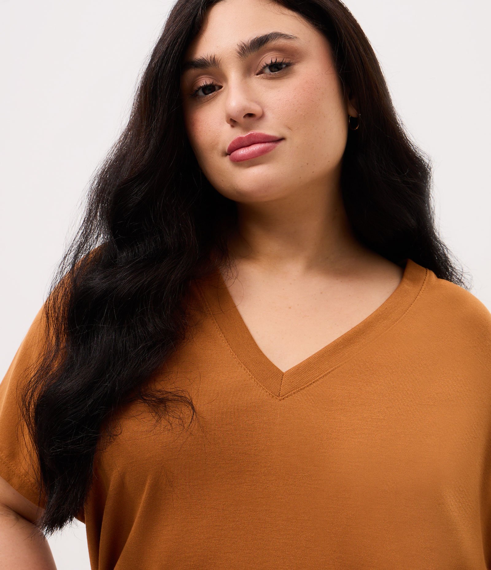 Blusa Básica em Ribana Gola V Curve & Plus Size Marrom 3
