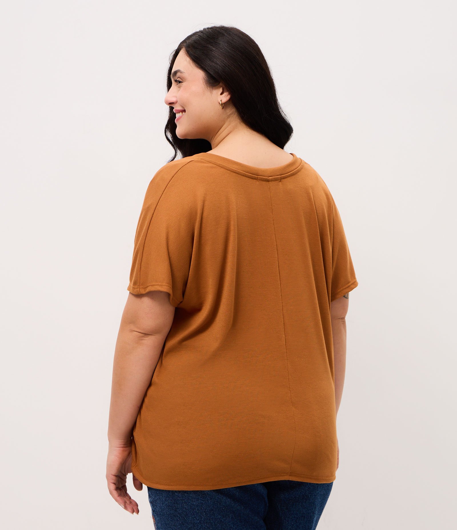 Blusa Básica em Ribana Gola V Curve & Plus Size Marrom 4