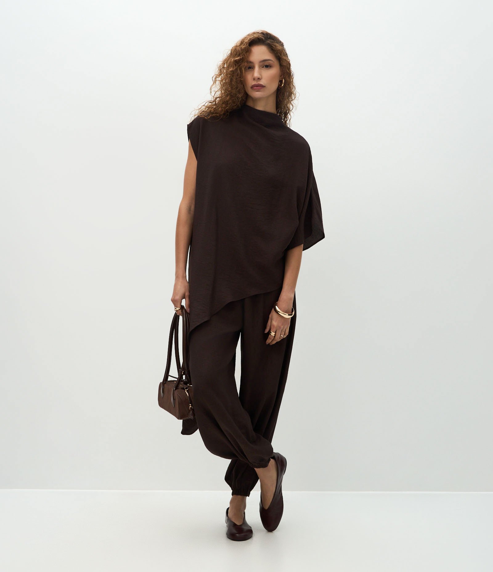 Blusa Ampla em Viscose com Barra Assimétrica Marrom 2