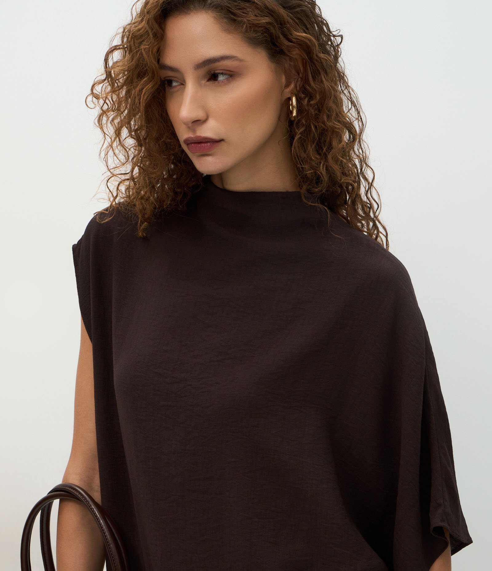 Blusa Ampla em Viscose com Barra Assimétrica Marrom 3