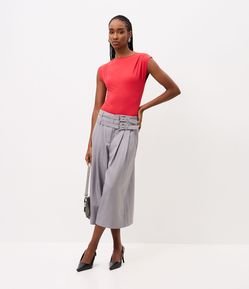 Calça Capri Alfaiatada com Fivelas Laterais