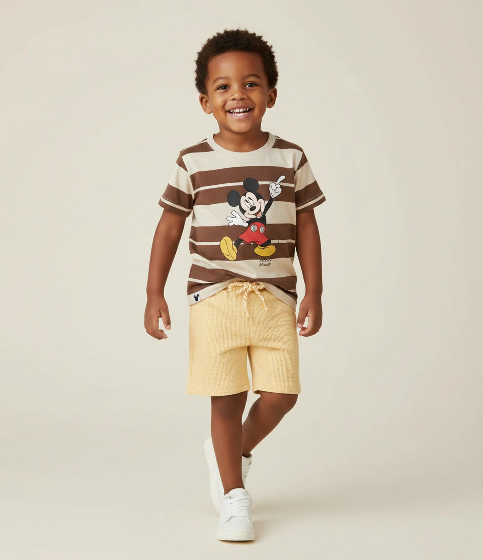 Camiseta Infantil Listrada com Estampa Mickey Mouse – Tam 2 a 6 Anos Marrom/Bege 1