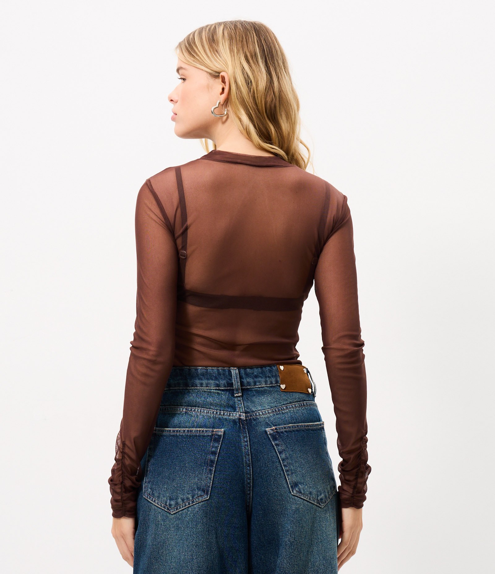 Blusa em Tule com Gola Alta e Franzidos Marrom Escuro 4