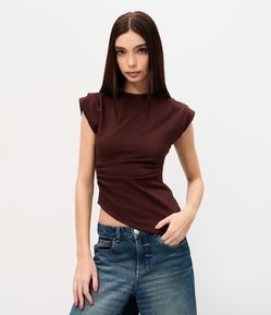 Blusa em Ponto Roma com Efeito Drapeado nos Ombros e Barra Assimétrica