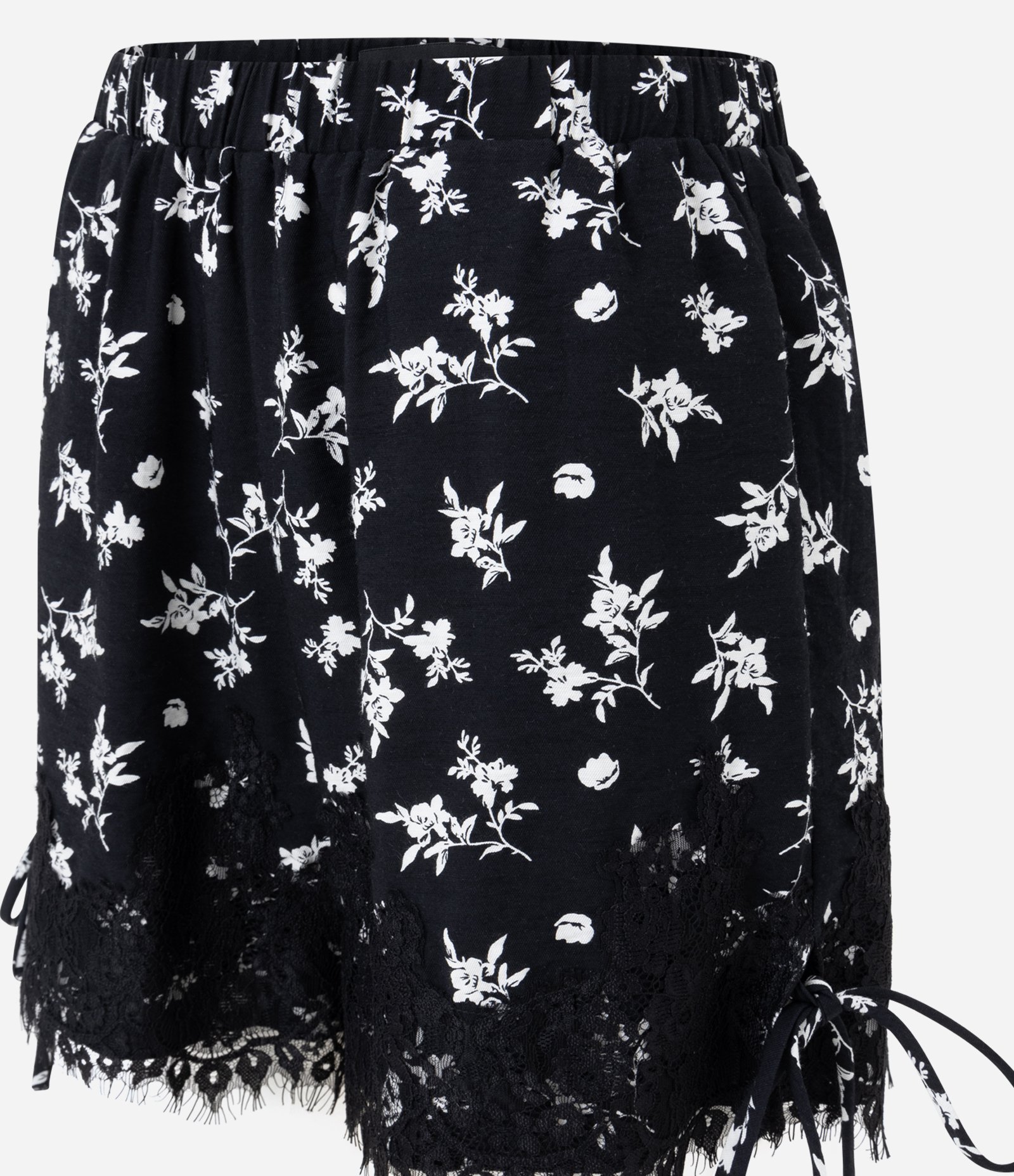 Short com Estampa Floral e Barra Rendada Preto 6