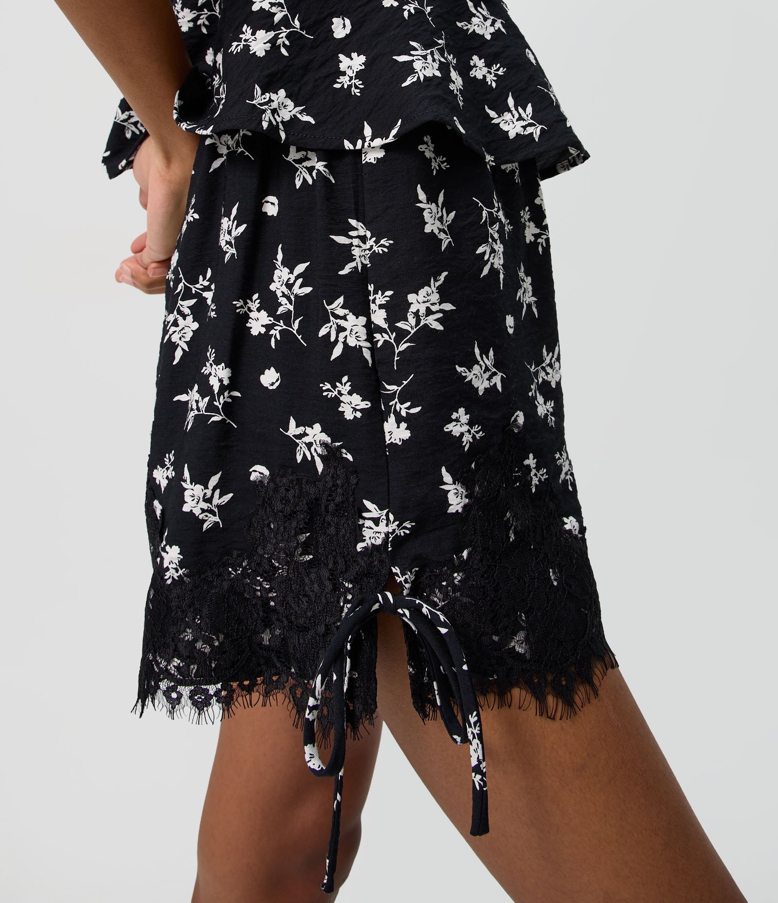 Short com Estampa Floral e Barra Rendada Preto 3