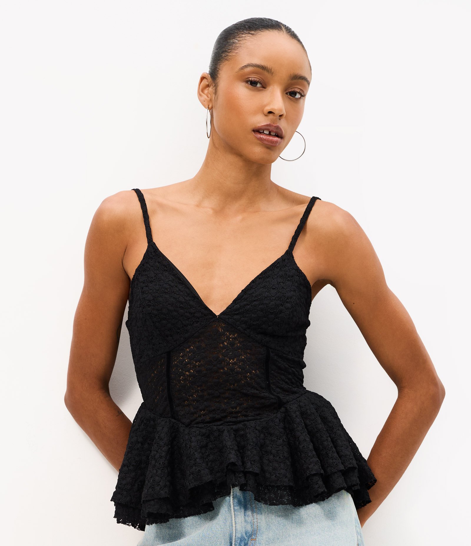 Body de Alcinha em Renda com Decote V e Detalhe Peplum na Cintura Preto 1
