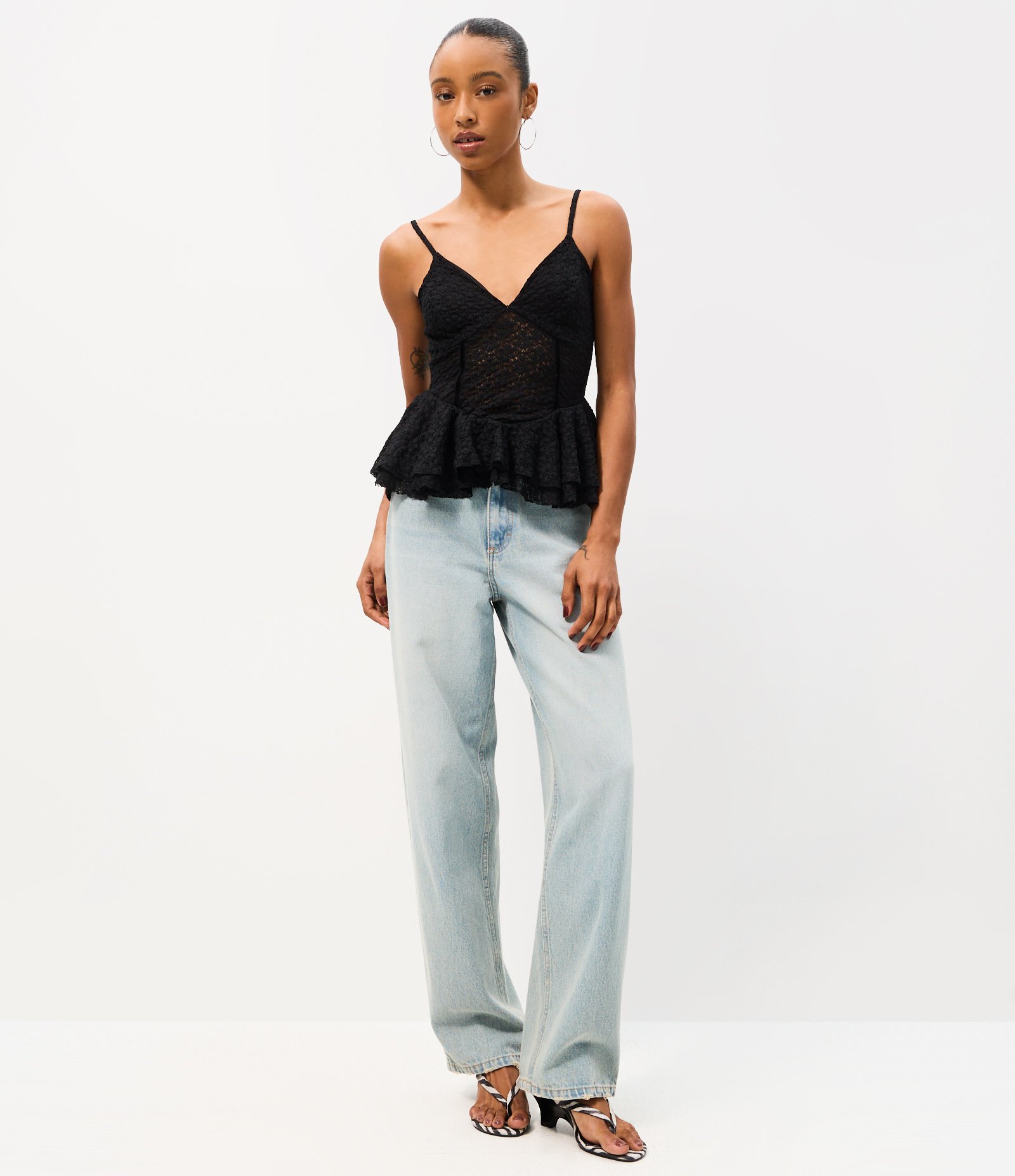 Body de Alcinha em Renda com Decote V e Detalhe Peplum na Cintura Preto 2