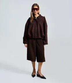Calça Capri Alfaiatada com Bolsos Laterais