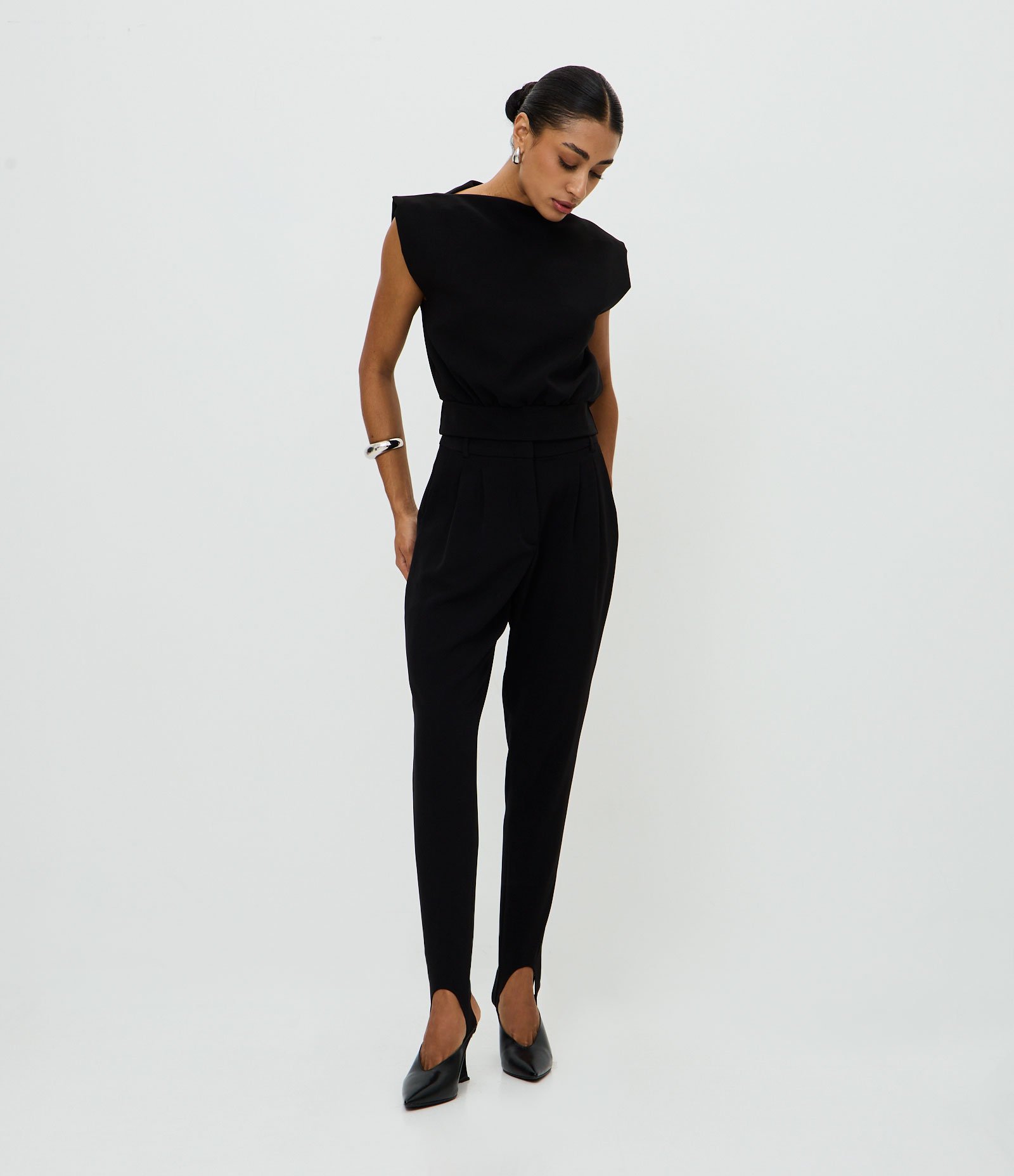 Blusa Curta Alfaiatada com Recorte Traseiro Preto 2