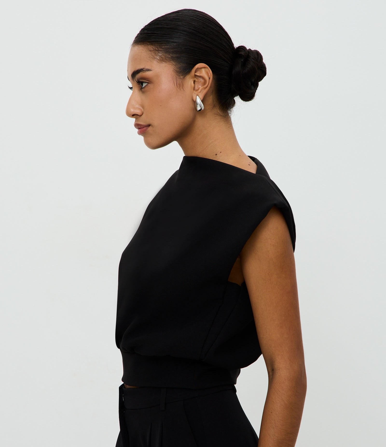 Blusa Curta Alfaiatada com Recorte Traseiro Preto 3