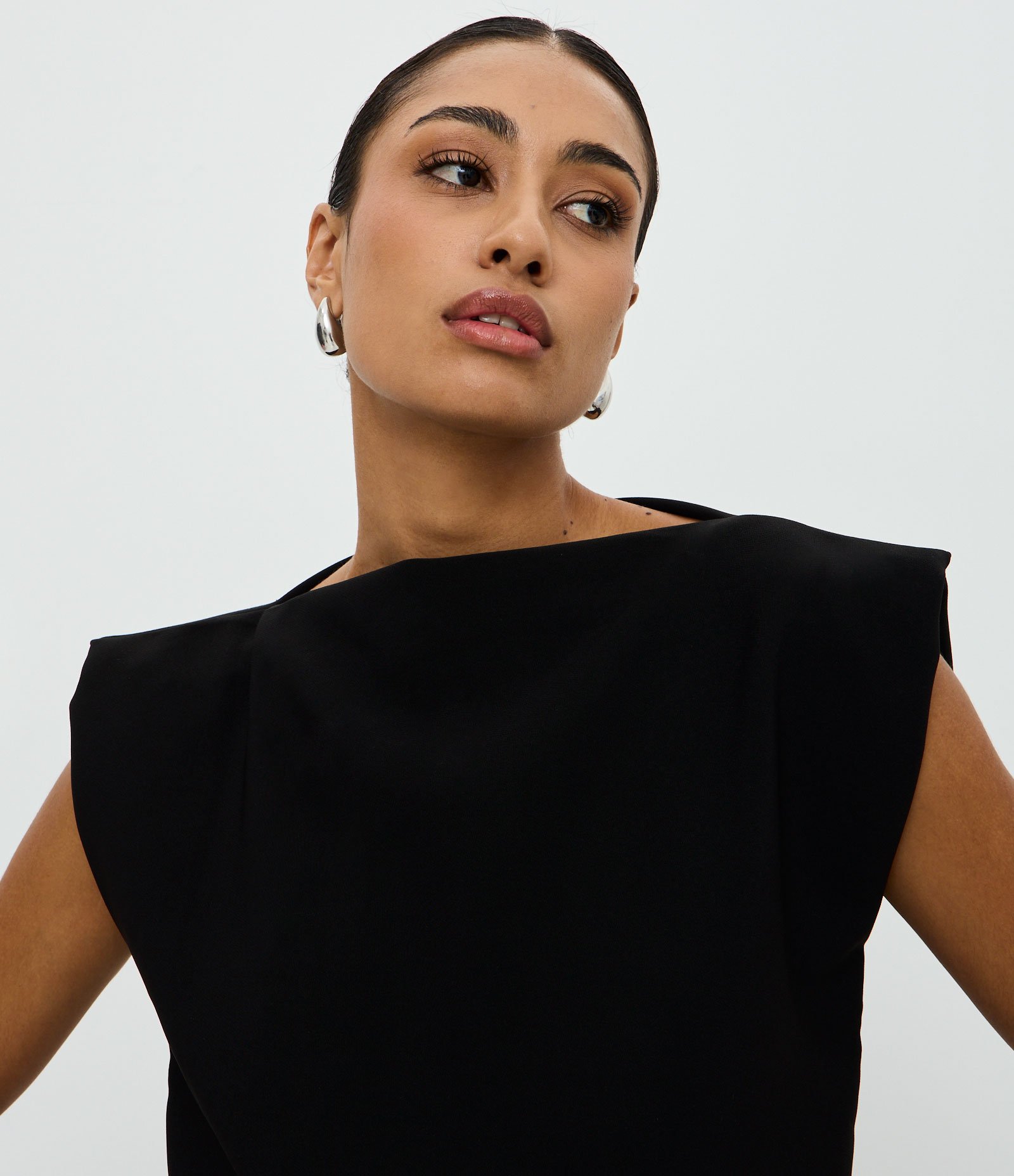 Blusa Curta Alfaiatada com Recorte Traseiro Preto 4