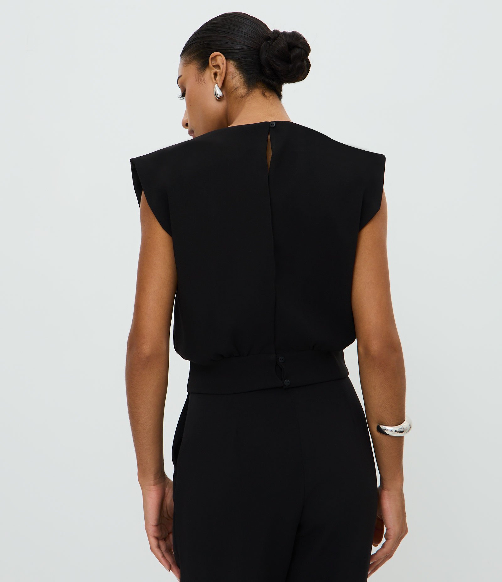 Blusa Curta Alfaiatada com Recorte Traseiro Preto 5
