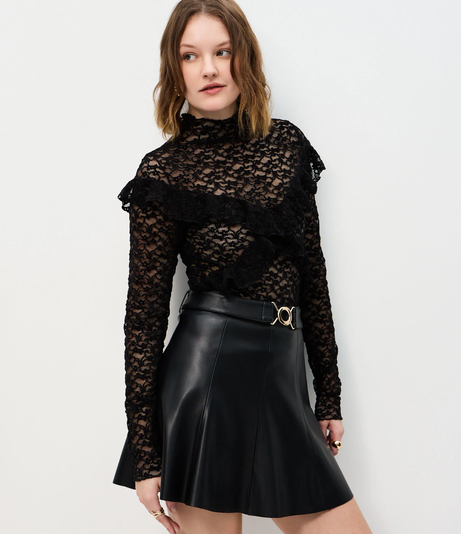 Blusa em Renda Aveludada com Aplicação de Babados Preto 1