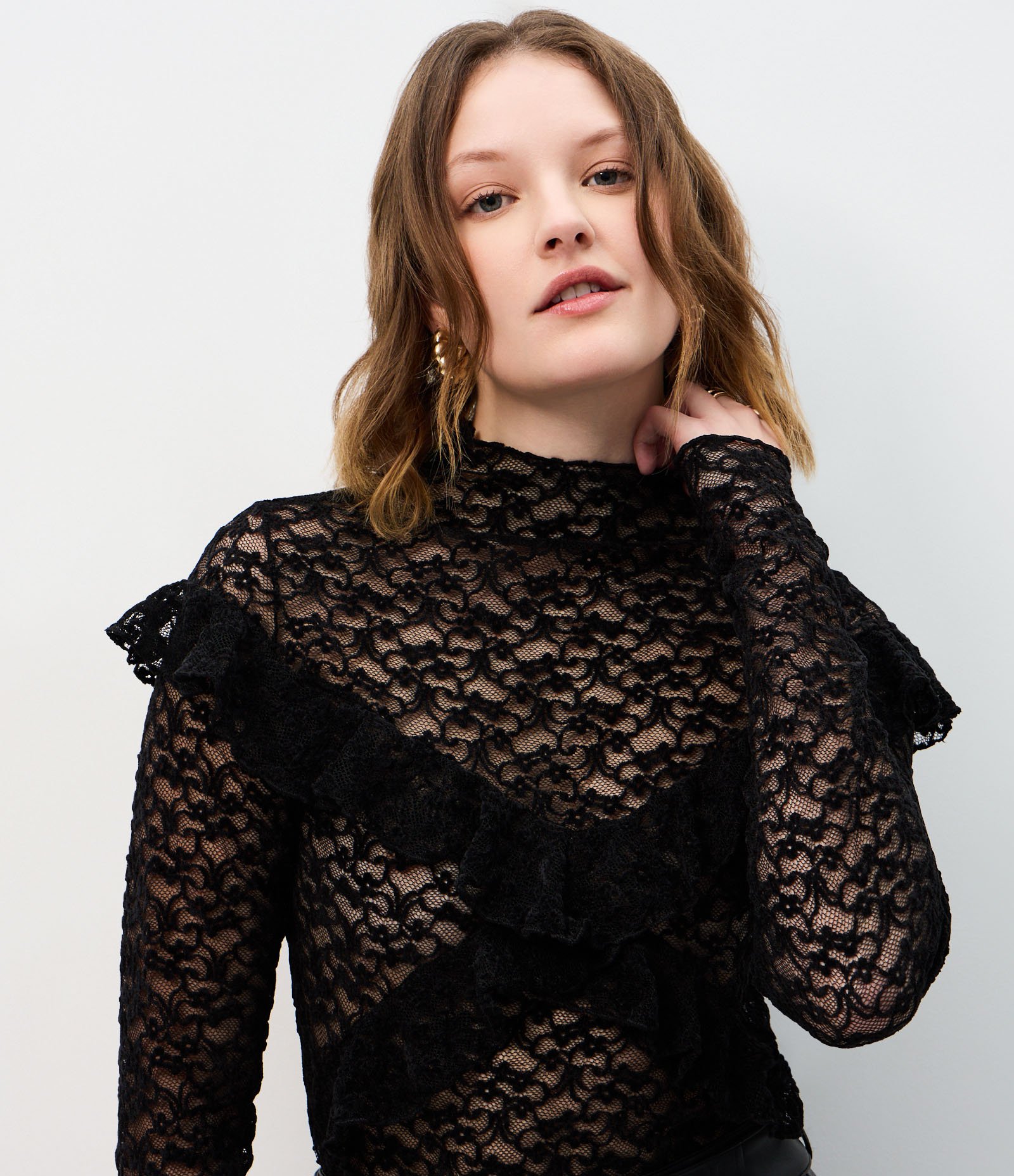 Blusa em Renda Aveludada com Aplicação de Babados Preto 3