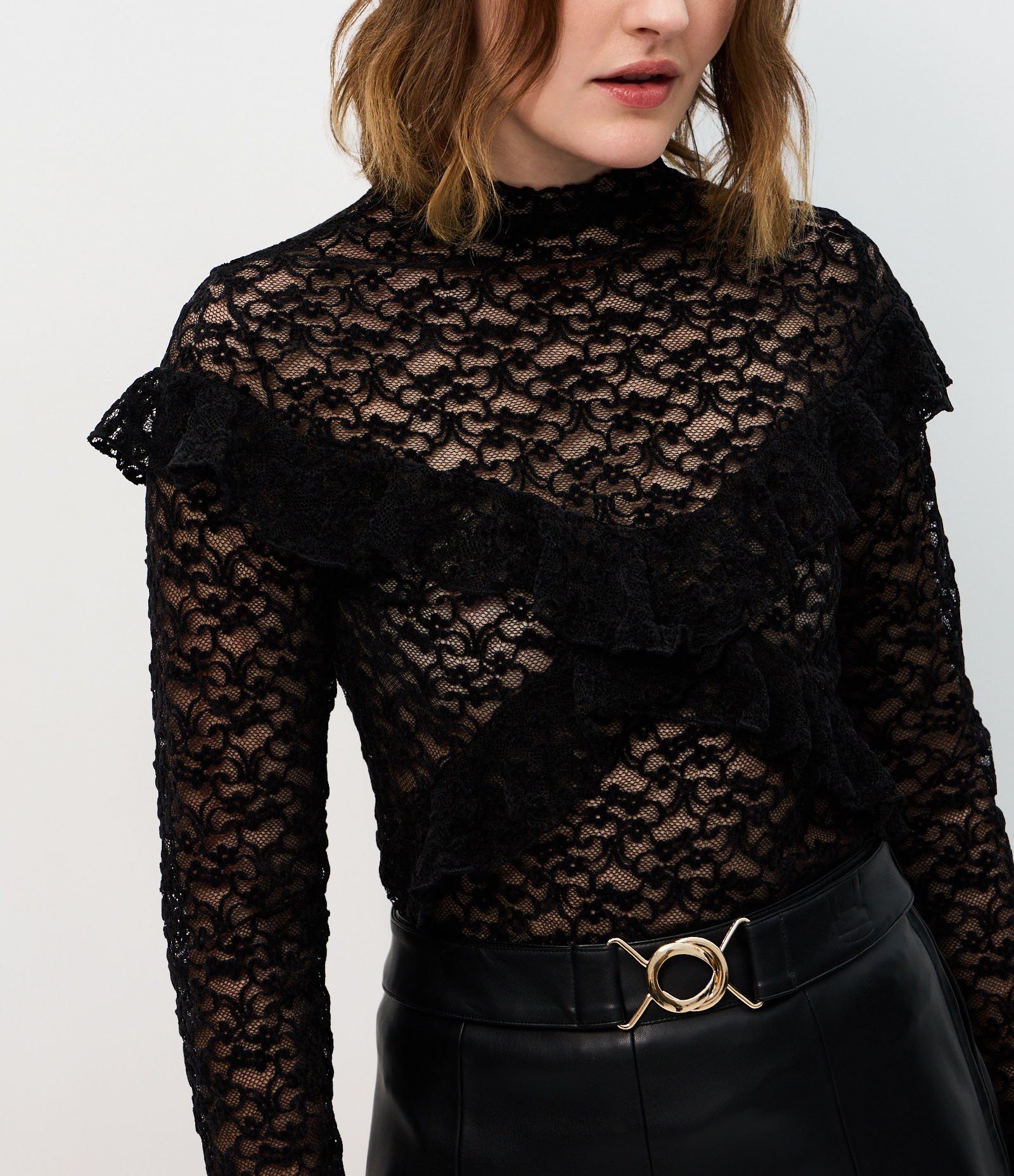 Blusa em Renda Aveludada com Aplicação de Babados Preto 4