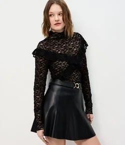 Blusa em Renda Aveludada com Aplicação de Babados