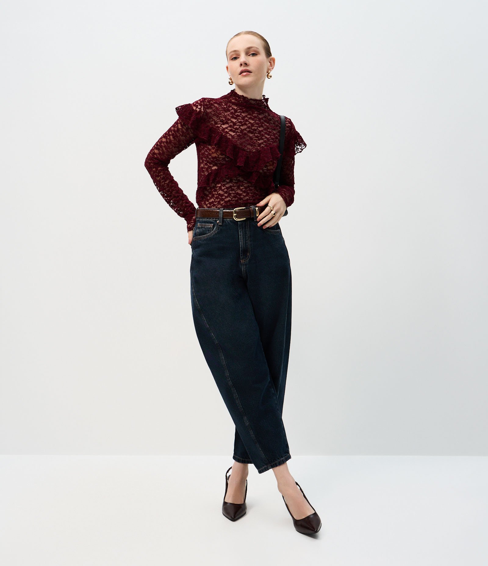 Blusa em Renda Aveludada com Aplicação de Babados Vinho 2