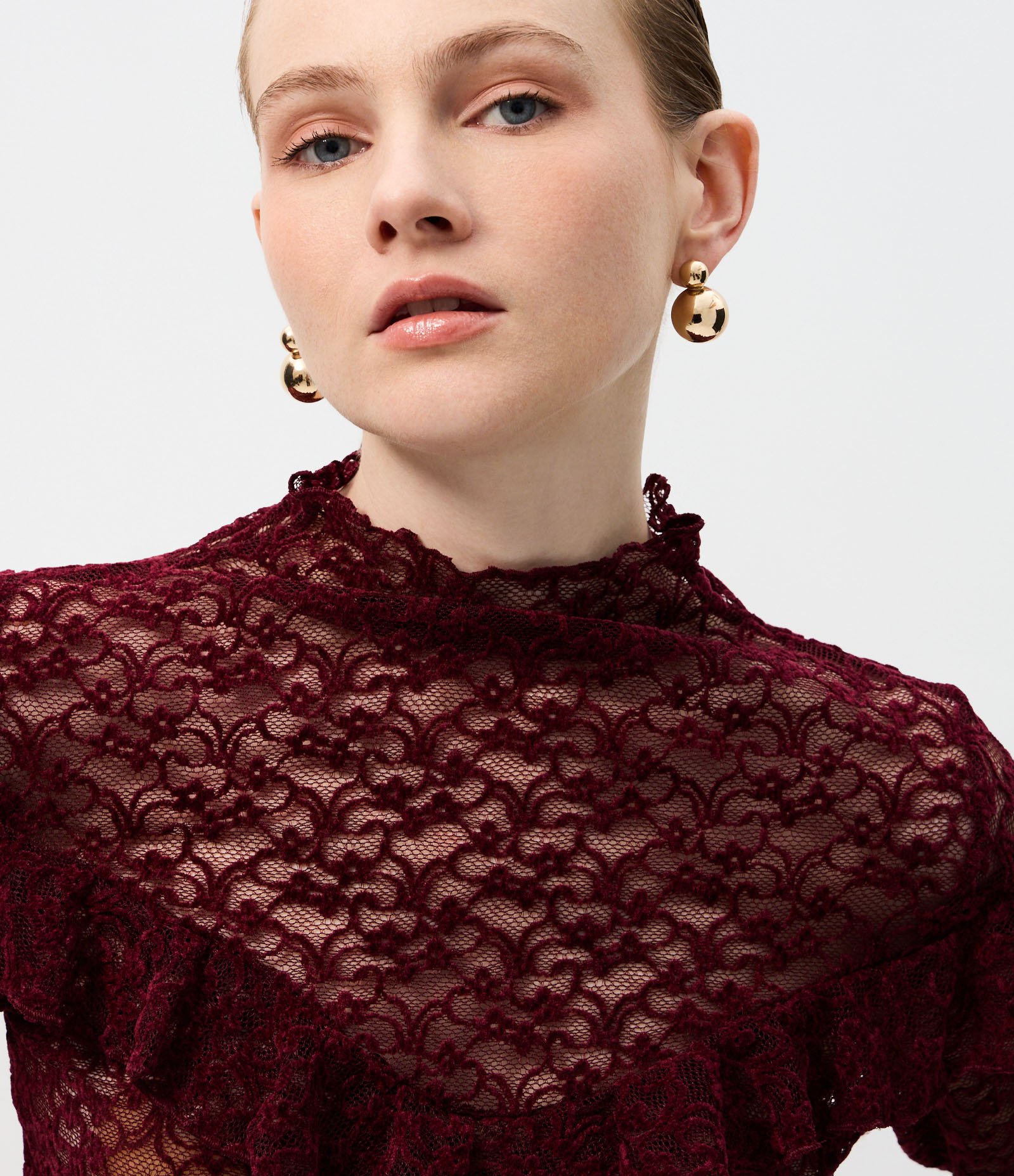 Blusa em Renda Aveludada com Aplicação de Babados Vinho 3
