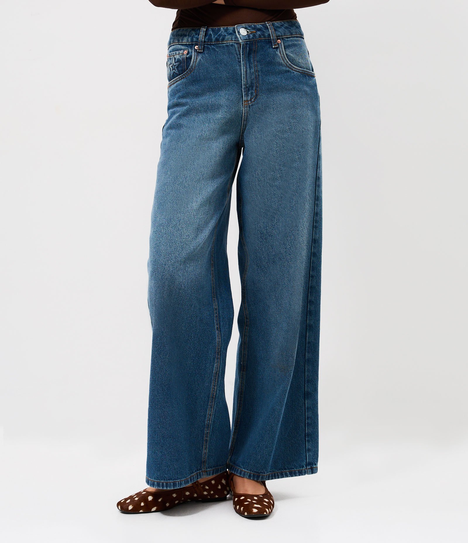 Calça Wide em Jeans com Cintura Média e Bordado Estrela Azul