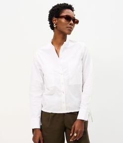 Camisa em Tricoline com Bolsos Frontais e Regulador