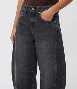 Calça Balloon em Jeans com Cintura Média e Recorte Lateral