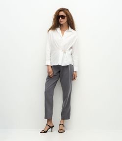 Calça Alfaiatada de Cintura Média com Detalhes Plissados