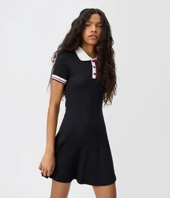 Vestido Skater Polo Texturizado com Detalhes Contrastantes
