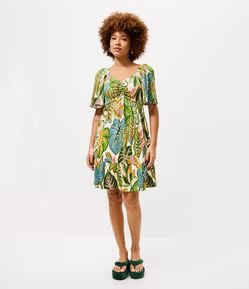 Vestido Curto em Viscose Texturizada com Estampa Tropical